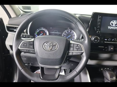 Used 2022 Toyota Highlander XLE image 23