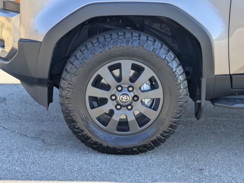 Used 2024 Toyota Land Cruiser image 32
