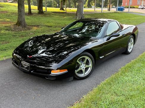 Used 2004 Chevrolet Corvette Coupe RWD image 3