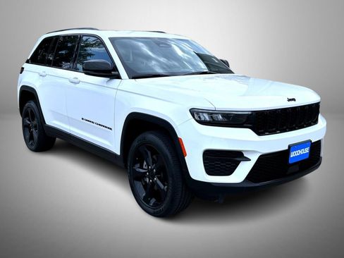 Used 2023 Jeep Grand Cherokee Altitude AWD/4WD image 3