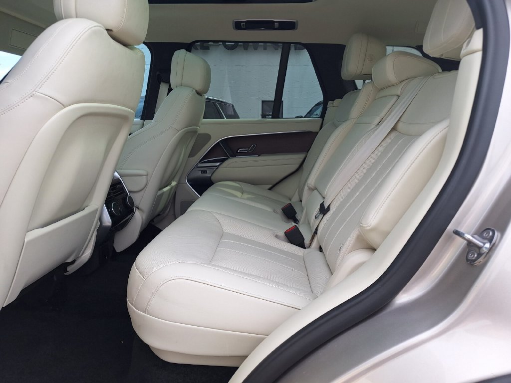 Used 2025 Land Rover Range Rover SE AWD/4WD image 11