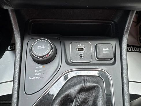 Used 2019 Jeep Cherokee Limited AWD/4WD image 24