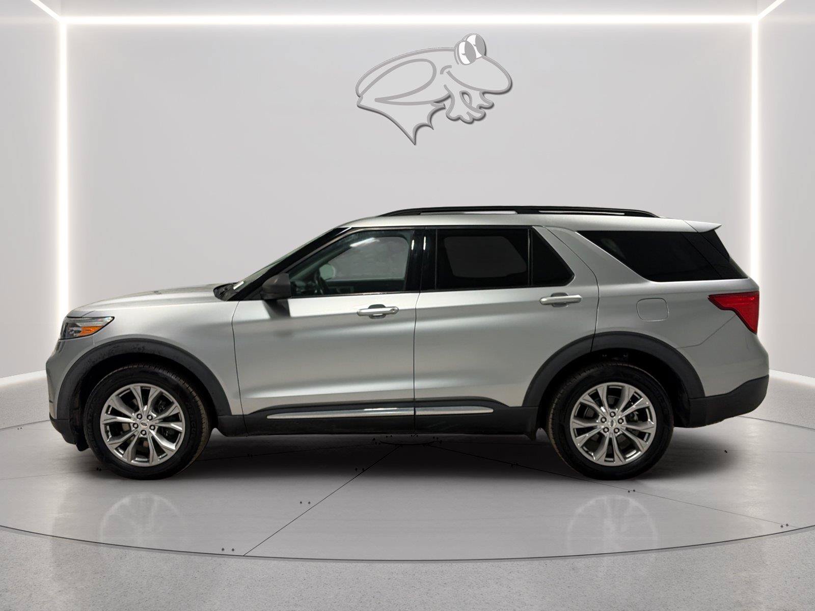 Certified 2020 Ford Explorer XLT w/ Equipment Group 202A AWD/4WD image 2