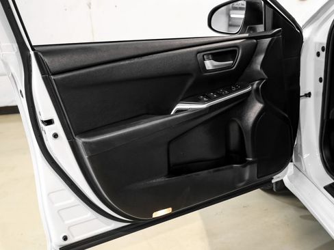 Used 2015 Toyota Camry SE FWD image 36