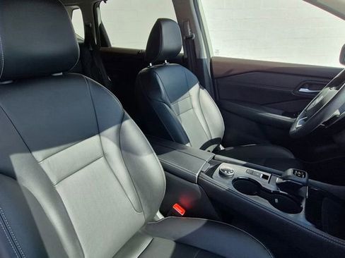 Used 2023 Nissan Rogue SL w/ SL Premium Package image 4