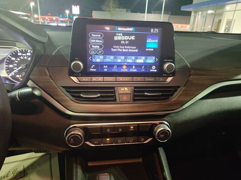 Used 2025 Nissan Altima 2.5 SV image 24