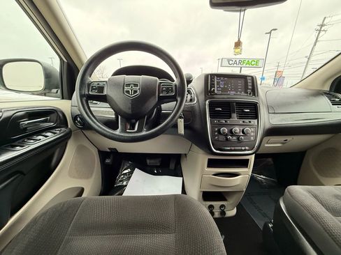Used 2019 Dodge Grand Caravan SE w/ UConnect Hands-Free Group image 30