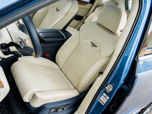 Used 2022 Bentley Bentayga image 26
