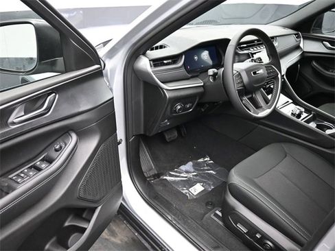 New 2025 Jeep Grand Cherokee L Laredo image 13