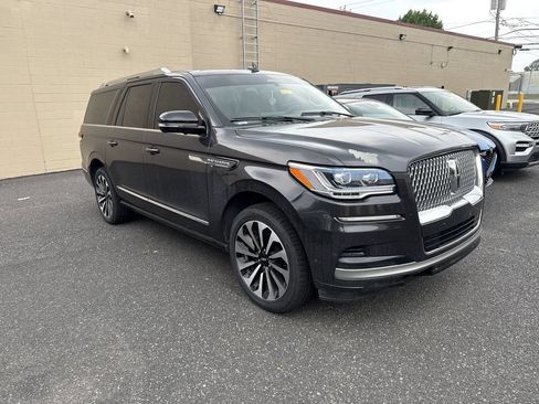 Certified 2023 Lincoln Navigator L Reserve AWD/4WD image 13