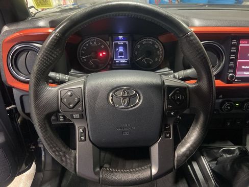 Used 2020 Toyota Tacoma TRD Off-Road w/ Blackout Package AWD/4WD image 11