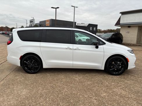 New 2026 Chrysler Pacifica Select w/ S Appearance Package image 7