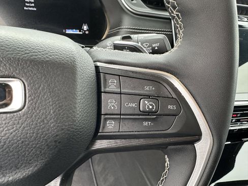 Used 2025 Jeep Grand Cherokee Altitude image 23