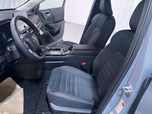 New 2025 Mitsubishi Outlander SE image 10
