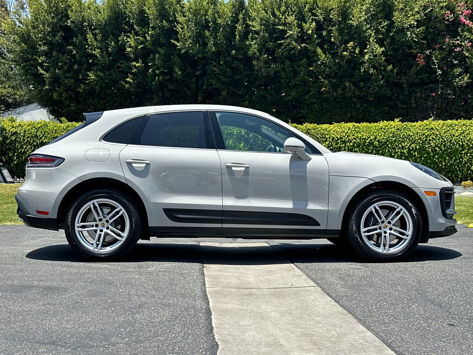 Certified 2025 Porsche Macan AWD/4WD image 9