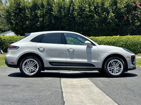 Certified 2025 Porsche Macan AWD/4WD image 9