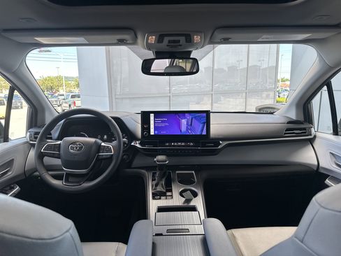 Certified 2025 Toyota Sienna XLE FWD image 24