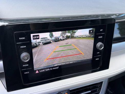 Certified 2025 Volkswagen Taos SE FWD image 4