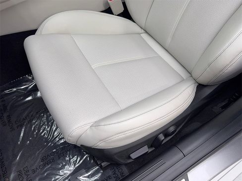 Used 2025 Genesis G70 2.5T image 28