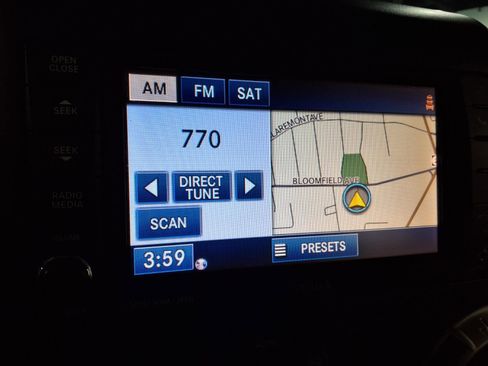 Used 2017 Jeep Wrangler Unlimited Rubicon w/ Connectivity Group image 14