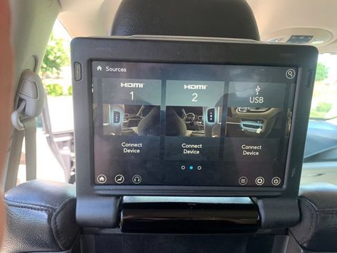 Used 2018 Chrysler Pacifica Touring-L Plus w/ Tire & Wheel Group FWD image 17