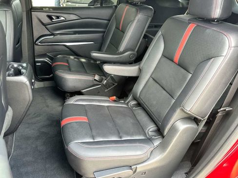 Used 2025 Chevrolet Traverse RS FWD image 23