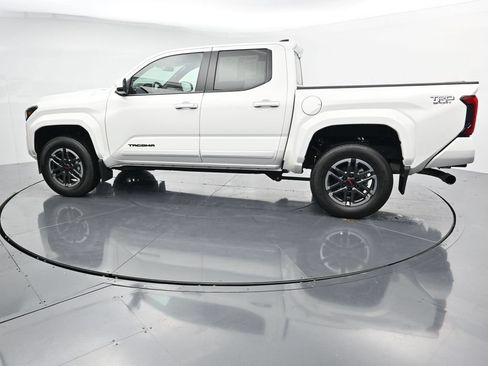 Used 2025 Toyota Tacoma TRD Sport AWD/4WD image 5