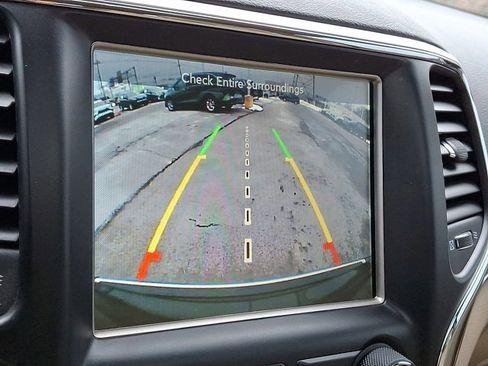 Used 2017 Jeep Grand Cherokee Limited image 16