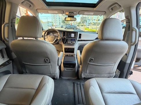 Used 2020 Toyota Sienna XLE w/ XLE Navigation Package image 19