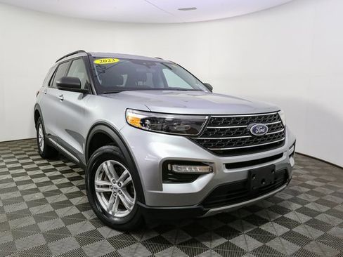 Used 2023 Ford Explorer XLT w/ Equipment Group 202A image 3