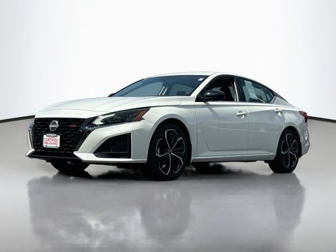 Used 2024 Nissan Altima 2.5 SR w/ SR Premium Package FWD image 3