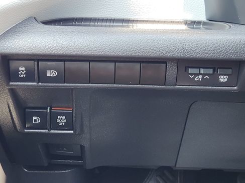 Used 2026 Toyota Sienna XLE FWD image 24