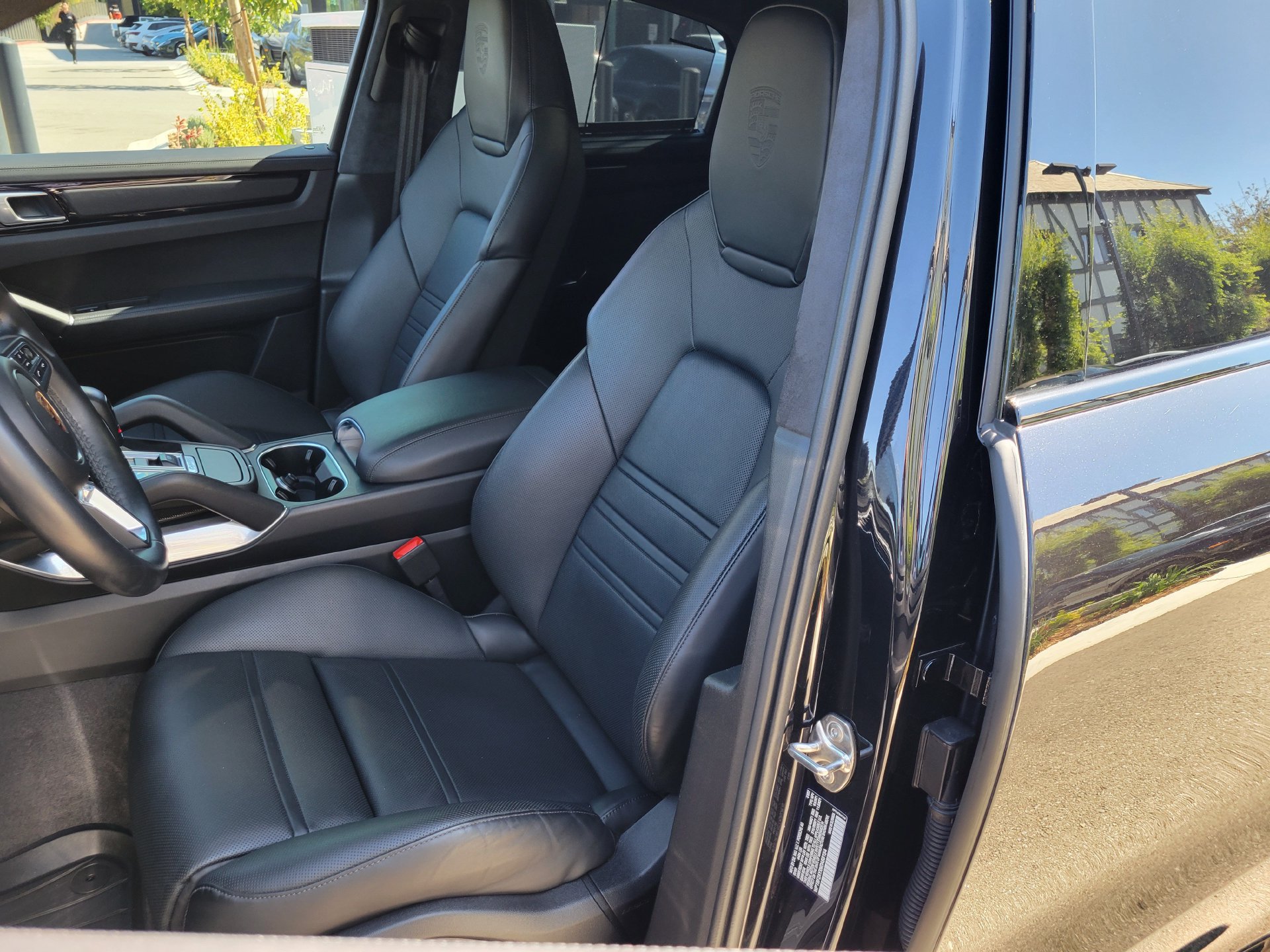 Certified 2022 Porsche Cayenne Turbo AWD/4WD image 5