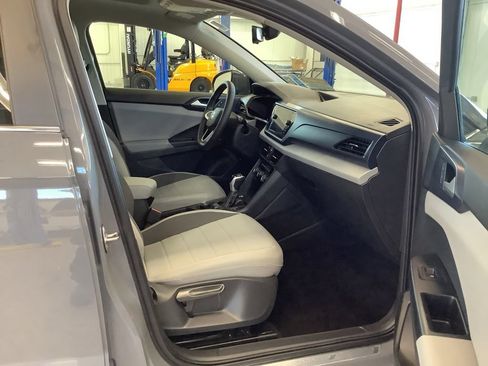 Used 2023 Volkswagen Taos SE w/ Panoramic Sunroof Package AWD/4WD image 12