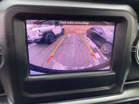 Used 2018 Jeep Wrangler Unlimited Sahara image 14