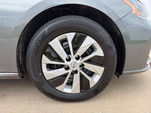 Used 2025 Nissan Altima 2.5 S FWD image 24