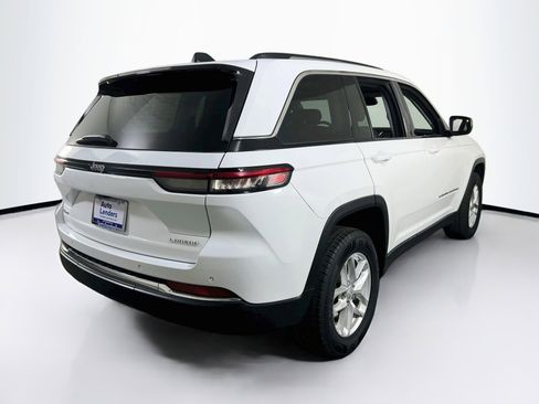 Used 2023 Jeep Grand Cherokee Laredo AWD/4WD image 5