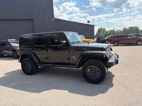 Used 2016 Jeep Wrangler Unlimited Sahara w/ Connectivity Group AWD/4WD image 8