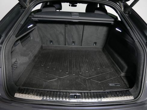 Used 2021 Audi Q8 Prestige w/ Prestige Package image 18