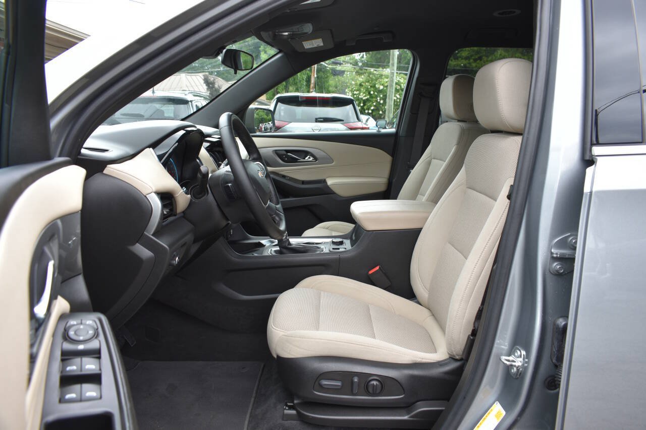 Used 2023 Chevrolet Traverse LT w/ LPO, Cargo Package AWD/4WD image 7