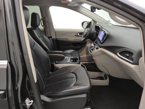 Used 2023 Chrysler Pacifica Touring-L image 21