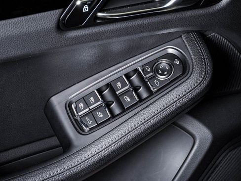 Certified 2025 Porsche Macan AWD/4WD image 23