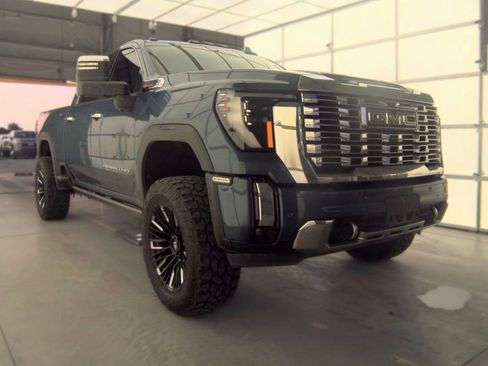 Used 2024 GMC Sierra 2500 Denali w/ Denali Reserve Package AWD/4WD image 3
