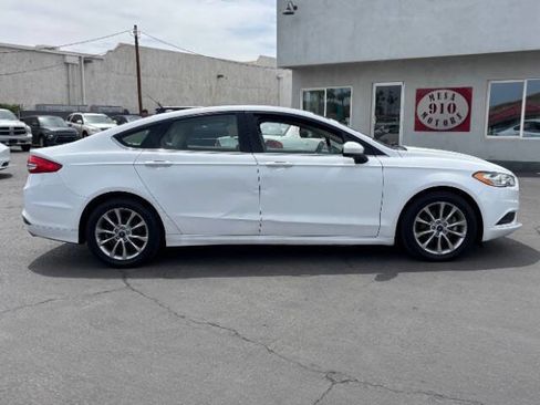 Used 2017 Ford Fusion SE image 2