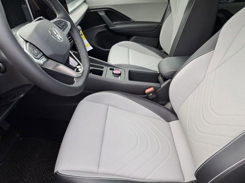 New 2026 Volkswagen Tiguan SE FWD image 19