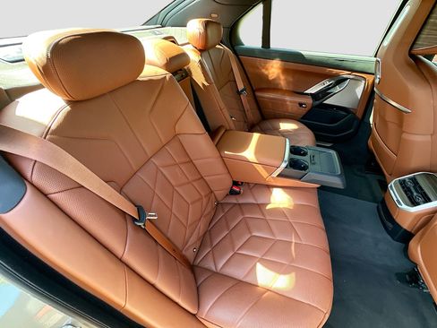 Used 2023 BMW 740i w/ Executive Package image 31