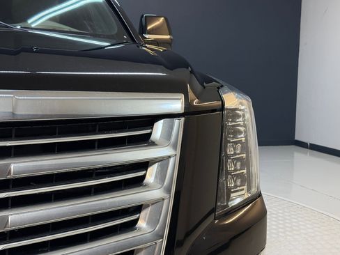 Used 2018 Cadillac Escalade Platinum image 23