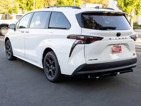 New 2026 Toyota Sienna XLE Woodland Edition AWD/4WD image 7