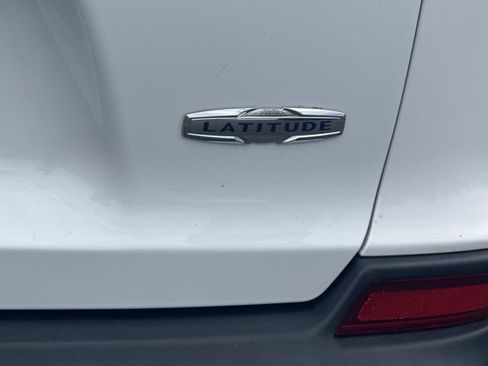 Used 2019 Jeep Cherokee Latitude Plus AWD/4WD image 9