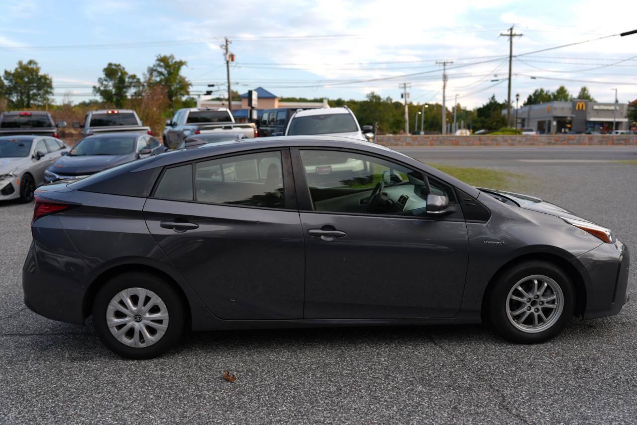 Used 2022 Toyota Prius LE FWD image 4